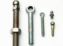 非標螺釘?shù)能堉乒に?/></p><p>　　這次試驗共冶煉了２爐非標螺釘制作鋼，試驗軋制了其中一爐的２根鋼坯，規(guī)格為１３ｍｍ的盤條。粗、中軋溫度為１０００～１０５０℃，精軋采用低溫軋制，溫度為７５０～８３０℃，吐絲后分兩段控制冷卻，５５０℃以上以大于等于５℃／ｓ的速度快冷，小于５５０℃以１℃／ｓ的速度緩冷。分段冷卻的快速冷卻段使冷卻曲線避開了ＣＣＴ曲線的鐵素體／珠光體區(qū)，溫度冷卻至Ｂｓ溫度（５５０℃）附近后，采用慢的冷卻速度可以使冷卻曲線通過貝氏體形成區(qū)，容易獲得貝氏體組織。</p>
            </div>
			<div   id=