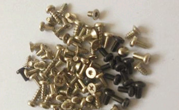 非標(biāo)準(zhǔn)螺釘?shù)谋砻嫣幚砉に?/></p><p>　　<strong>2、鈍化</strong></p><p>　　對(duì)螺釘在加工過程中進(jìn)行一次鈍化處理，不僅能夠?qū)⒙葆斏厦娴匿P跡、污跡溶解，還能夠?qū)β葆敱砻嫘纬梢粋€(gè)保護(hù)層，保護(hù)螺釘不受到腐蝕，這種加工方式比較經(jīng)濟(jì)，省錢。</p><p>　　<strong>3.鍍叻合金/鋅鐵合金</strong></p><p>　　還有一種對(duì)非標(biāo)螺釘表面處理的方法就是添加一層鍍叻合金/鋅鐵合金，這種方式能夠大大增強(qiáng)其產(chǎn)品的抗銹能力。</p><p>　<strong>　4.電泳</strong></p><p>　　這種表面處理的方法采用的是電泳技術(shù)，通過電冰技術(shù)，能夠讓橡膠、油漆、乳膠等覆蓋到螺釘?shù)谋砻?，?jīng)過這種處理之后，螺釘變得非常的平整、均衡。</p><p>　<strong>　5.噴漆</strong></p><p>　　該處理方法就是利用噴槍在螺釘表面均衡的噴上不同顏色的薄層，通過這種處理方法處理的螺釘顏色多樣，美觀，在電子產(chǎn)品中是比較常用到的。</p><p>　　以上就是目前常見的幾種非標(biāo)準(zhǔn)螺釘?shù)谋砻嫣幚砉に?，螺釘在工業(yè)生產(chǎn)中的任務(wù)是相當(dāng)重的，一枚好質(zhì)量的螺釘能夠保證物品的緊固程度。隨著螺釘生產(chǎn)技術(shù)的多樣化，廠家可以根據(jù)客戶不同的要求，生產(chǎn)處符合其要求的螺釘。</p>
            </div>
			<div   id=